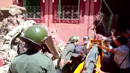 المغرب يستخدم لاقطات "فايندر" لنبضات القلب للكشف عن الأحياء تحت الأنقاض