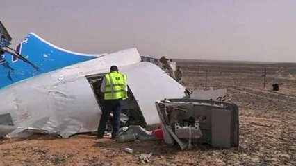Egitto, i tecnici al lavoro sui rottami dell'aereo caduto
