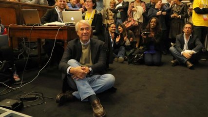 Download Video: Milano, in sala non c'è posto per Pisapia. Il sindaco si siede per terra