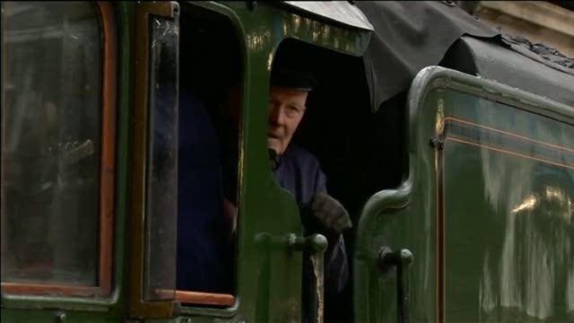 La regina Elisabetta festeggia il regno da record a bordo di un treno a vapore