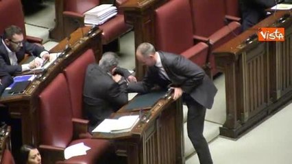 Bossi fa braccio di ferro sui banchi dell'Aula alla Camera