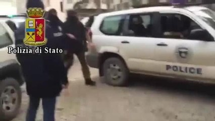 Terrorismo, maxi blitz della polizia: «Sul web minacce al Papa»