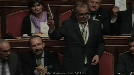 Senato, la Lega lascia l’Aula con la Costituzione e l’olio di ricino