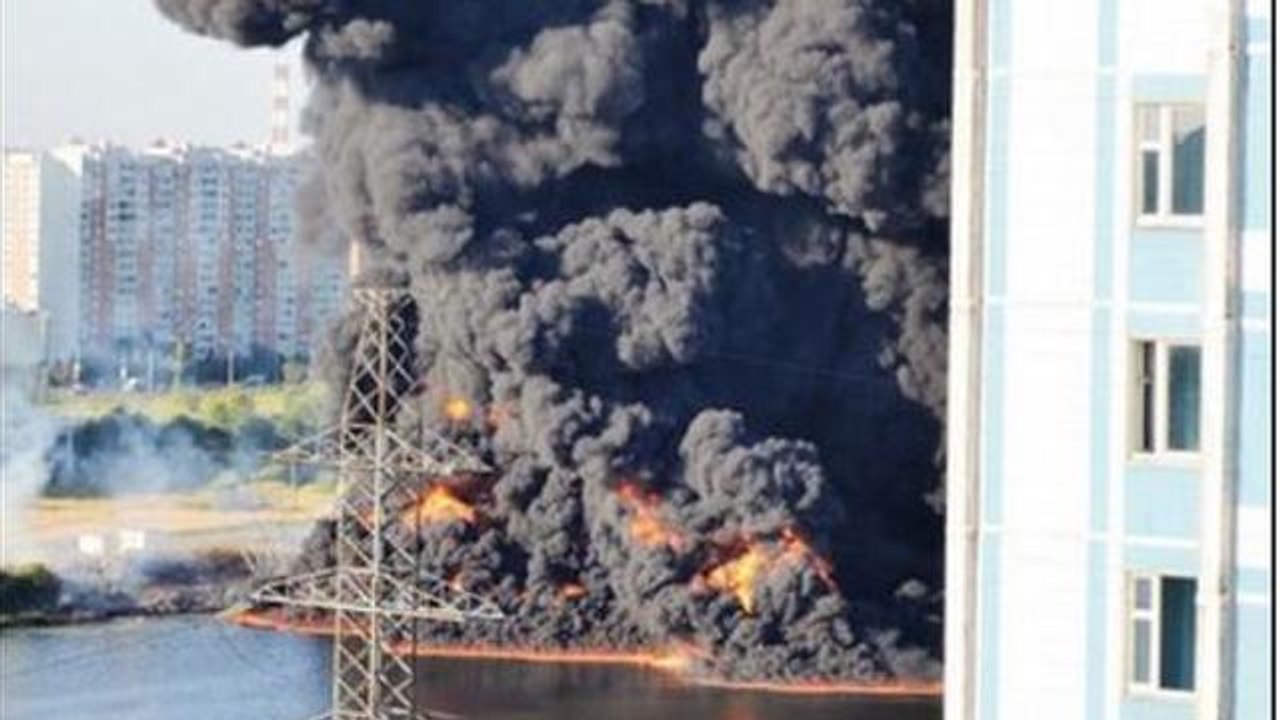Mosca, il fiume a fuoco per perdita di petrolio