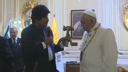 Il Papa in Bolivia: Morales gli regala un Crocifisso a forma di falce e martello