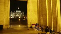 Stracci e cartoni a San Pietro, le notti dei disperati di Roma