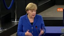 Merkel: «Non usare caso Volkswagen per mettere in crisi industria auto Ue»