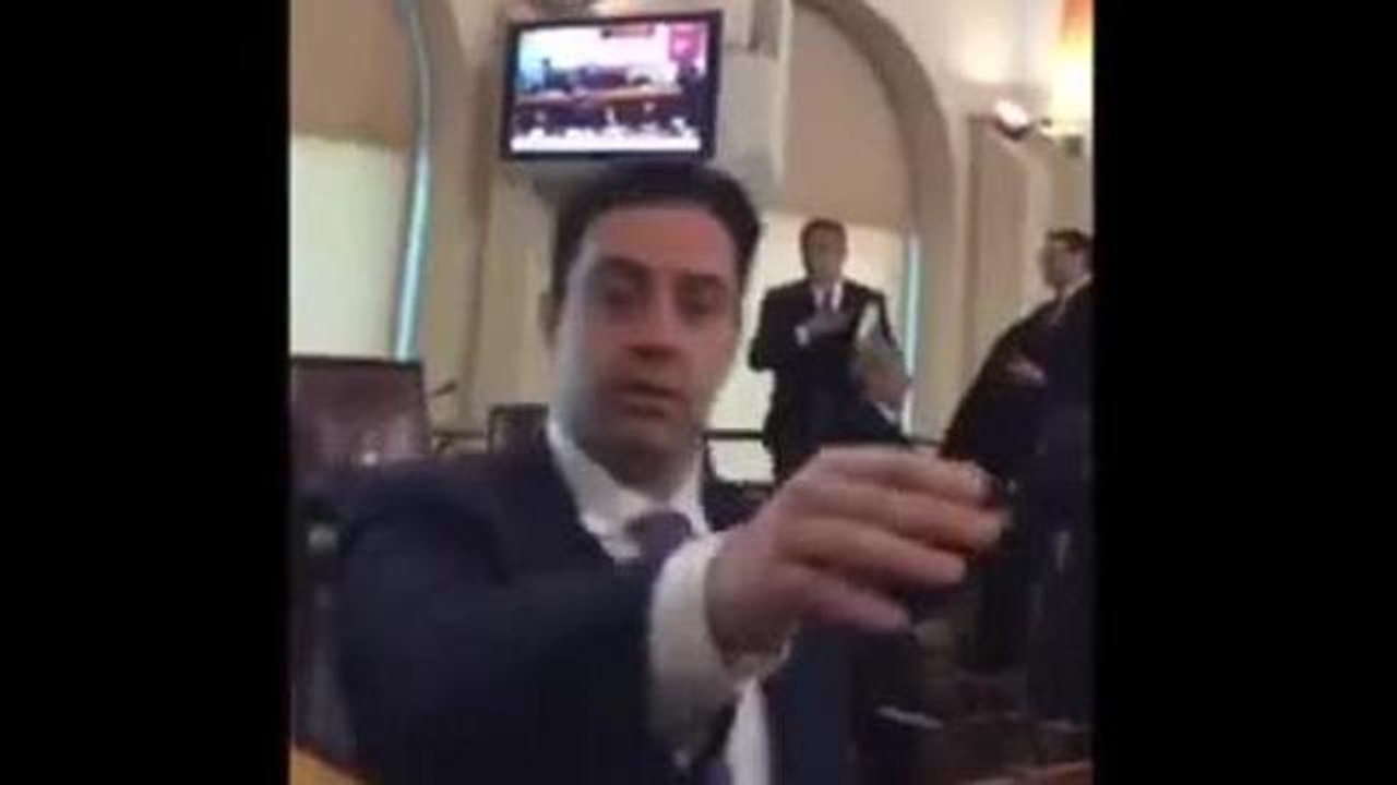 Abruzzo, il consigliere Pd: «Io preferisco la rissa» e tira uno schiaffo al grillino