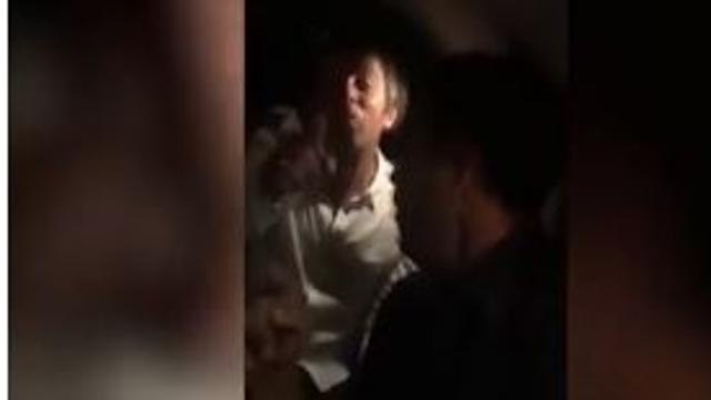 Noel Gallagher alza il gomito e si dimentica le parole di Wonderwall