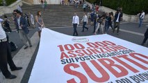 Scuola: flash mob M5S  con mega striscione: «100mila assunzioni subito»