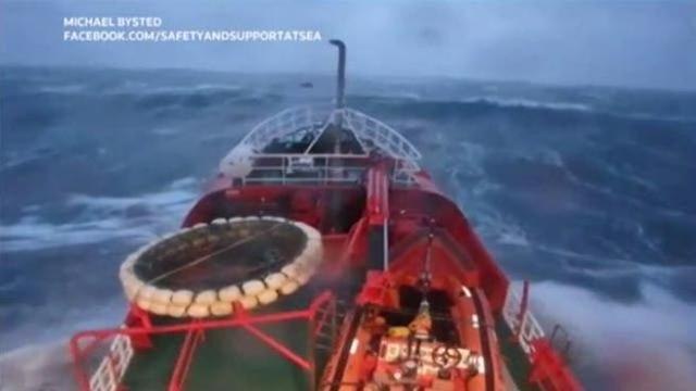 Nave nella tempesta, è battaglia con le onde