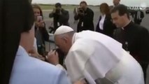 Usa, il Papa fa fermare la sua auto per dare un bacio al ragazzo disabile