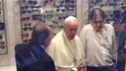 Papa Francesco a sorpresa in un negozio di ottica nel centro di Roma
