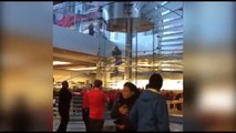 New York, con la spada da samurai nel negozio Apple: panico tra i clienti