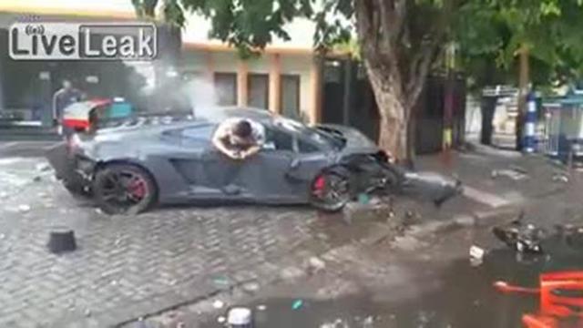 Video Lamborghini impazzita piomba sui passanti