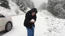 Ha 101 anni, ma gioca con la neve come una bambina. Le immagini commoventi