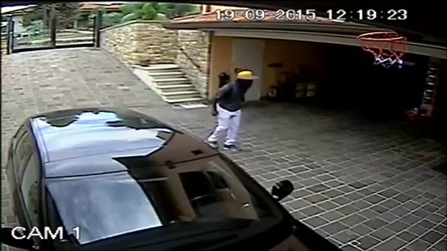 Le ruba la bici, posta il video su Facebook: caccia al ladro