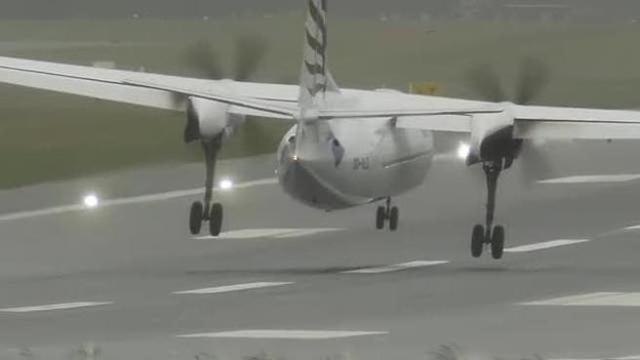 Raffiche di vento fortissime e l'aereo rimbalza sulla pista durante l’atterraggio