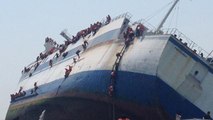 Indonesia, la nave si rovescia:    le drammatiche immagini dei soccorsi