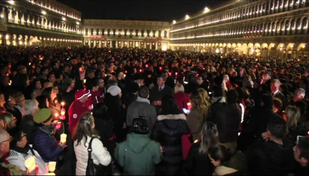 Venezia: tutti in piazza San Marco per ricordare Valeria Solesin. Un minuto di silenzio e poi l’applauso