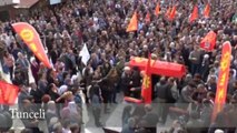 Attentato Ankara: ai funerali la folla grida «Erdogan, ladro, assassino»