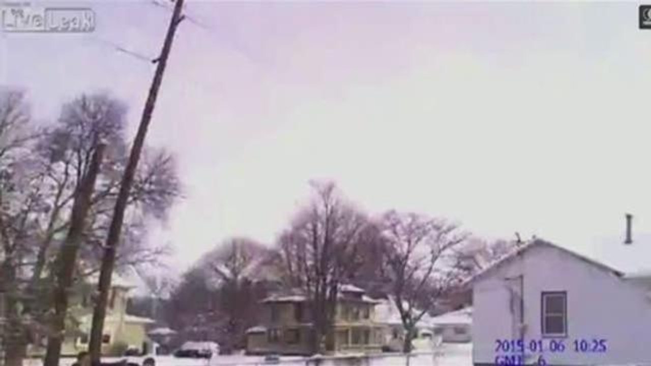 Usa: poliziotto cade, spara e uccide una donna per sbaglio