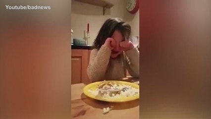 La bimba disperata: «Non voglio mangiare  animali»