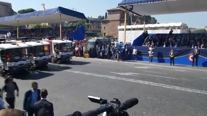 Lo speaker annuncia i simboli della Repubblica ma arriva la nettezza urbana