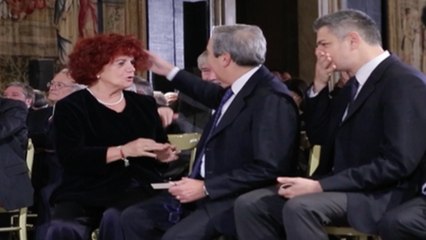 Gli auguri al Quirinale, Gasparri fa il gioco della spazzola a Valeria Fedeli