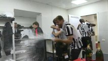 La festa nello spogliatoio juventino dopo la vittoria del quarto titolo consecutivo (Juventus Fc)