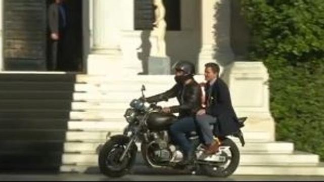 Grecia: Tsakalotos (senza casco) in moto con Varoufakis