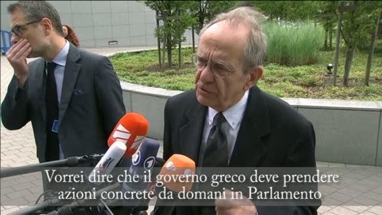 Grecia, Padoan: "Mancanza di fiducia impedisce ai negoziati di andare avanti"