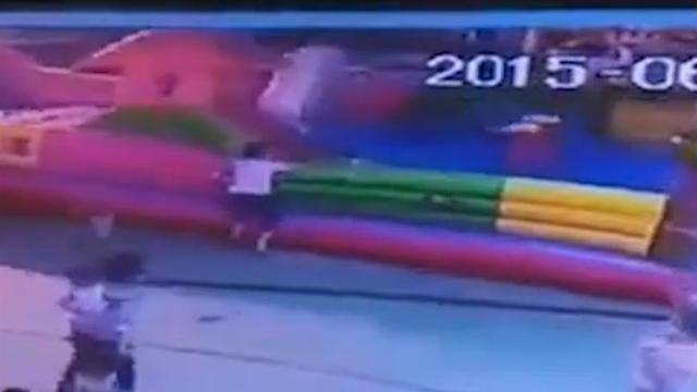 Cina: vento spazza via il castello gonfiabile, muore una bimba di 3 anni