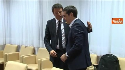 Renzi incontra Tsipras, l'abbraccio tra i due premier