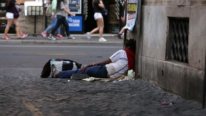La vita disperata di Stella, che vive su una coperta in via del Pavone