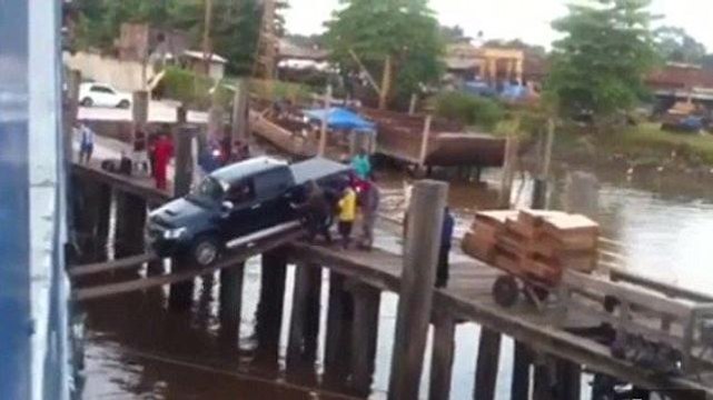 Il pick up sale sulla nave passando su due assi (e incredibilmente ce la fa)