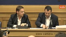 Salvini alle prese con il microfono 'Schiaccio ma non va, chi se ne frega tanto parlo poco'