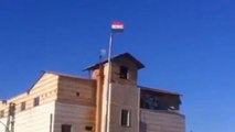 Siria: bandiera dell'Isis su un edificio a Palmira