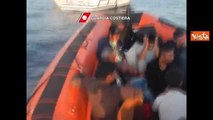 Guardia costiera soccorre migranti a Santa Maria di Leuca