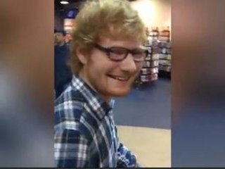 Ed Sheeran fa una sorpresa alla fan e canta insieme con lei