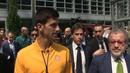 Djokovic palleggia con i bambini per il fair-play e un'alimentazione sana