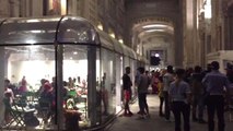 Milano, i profughi ospitati nei negozi  in plexiglass   della Stazione Centrale