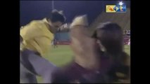 Giocatore rilascia intervista dopo partita, abbattuto dal calcio di un tifoso