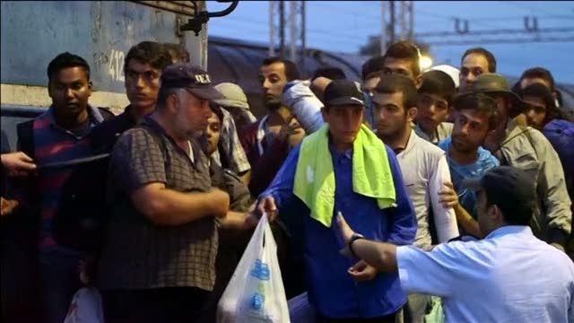 Macedonia: partito primo treno di migranti