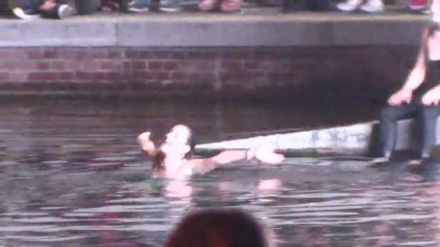 Il bagno vietato nel Naviglio a Milano