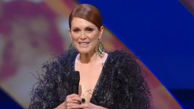 Cannes, Julianne Moore annuncia l'inizio del Festival