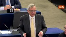 Junker: «Basta accusarmi che sono al telefono, sto scrivendo a Tsipras e' il mio lavoro»