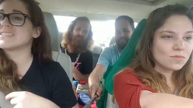 Si riprendono in auto mentre cantano, poi lo schianto in diretta