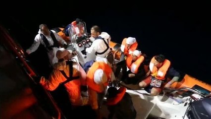 Descargar video: Sicilia, altri 381 migranti sbarcati a Pozzallo