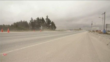 Ecuador, strade  ricoperte dalla cenere del vulcano